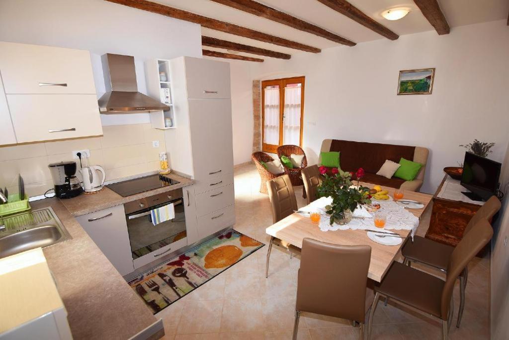 Apartment Malia Kaštelir Buitenkant foto