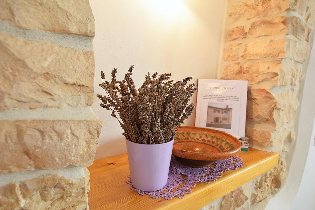 Apartment Malia Kaštelir Buitenkant foto
