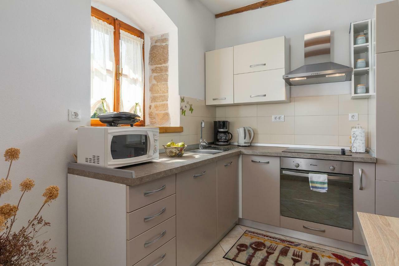 Apartment Malia Kaštelir Buitenkant foto