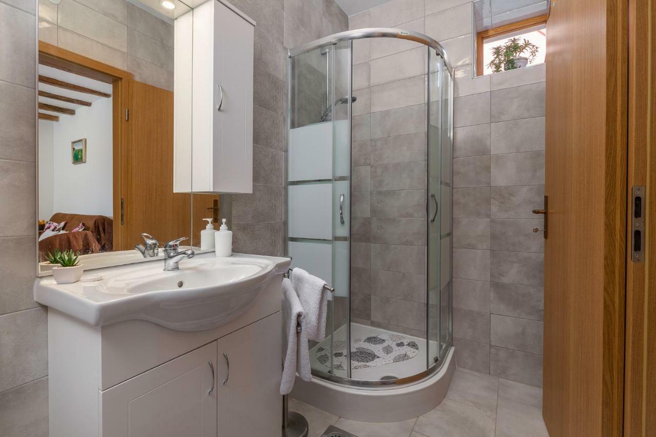 Apartment Malia Kaštelir Buitenkant foto
