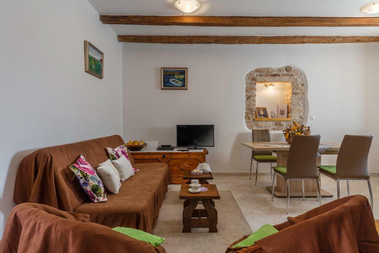 Apartment Malia Kaštelir Buitenkant foto