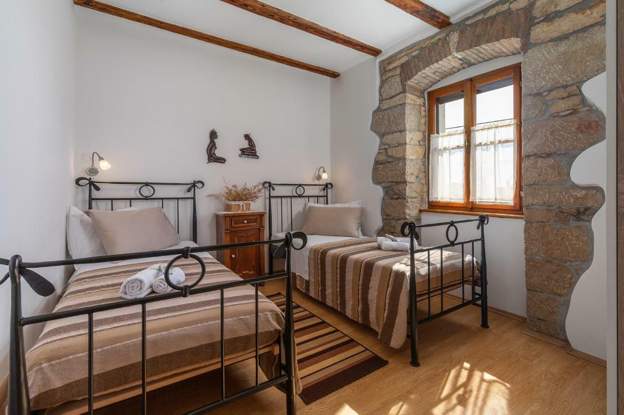 Apartment Malia Kaštelir Buitenkant foto