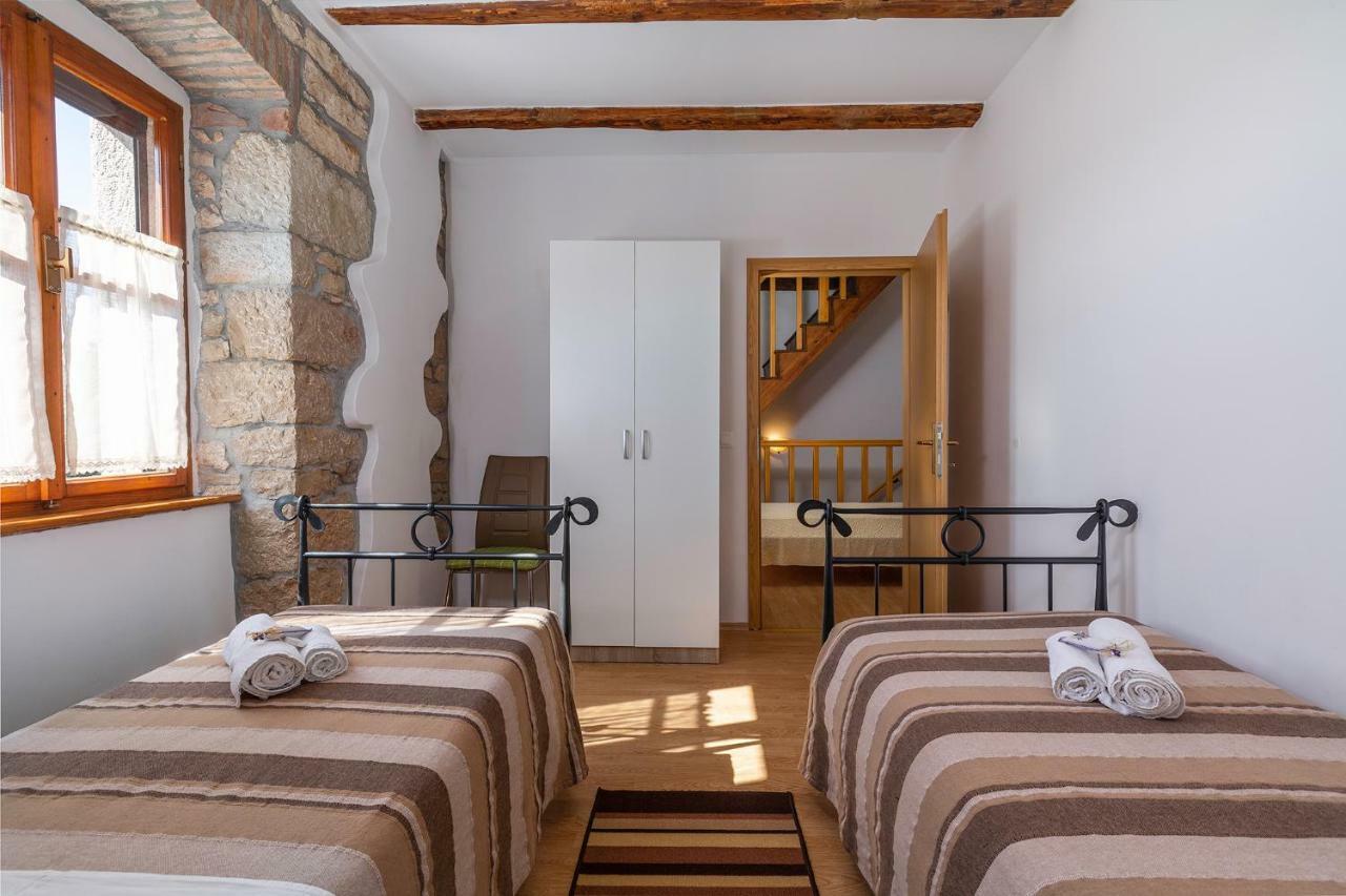 Apartment Malia Kaštelir Buitenkant foto