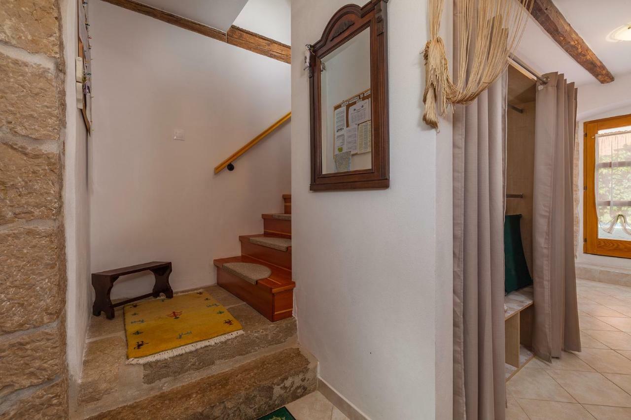 Apartment Malia Kaštelir Buitenkant foto